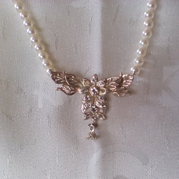 Jewelry - Vintage Floral/Pearl Necklace 3/$20